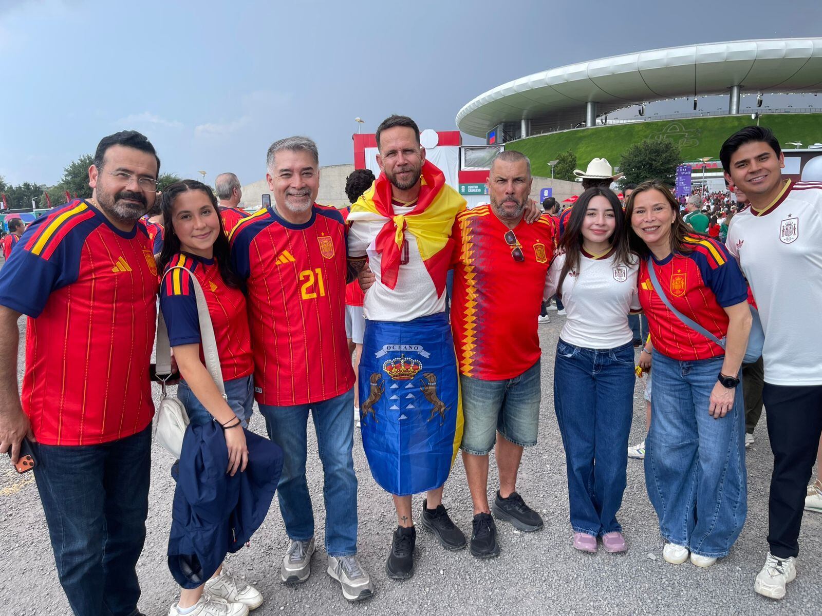 Los aficionados españoles se reúnen a las puertas del Estadio de Guadalajara (Jesús F. Beltrán)