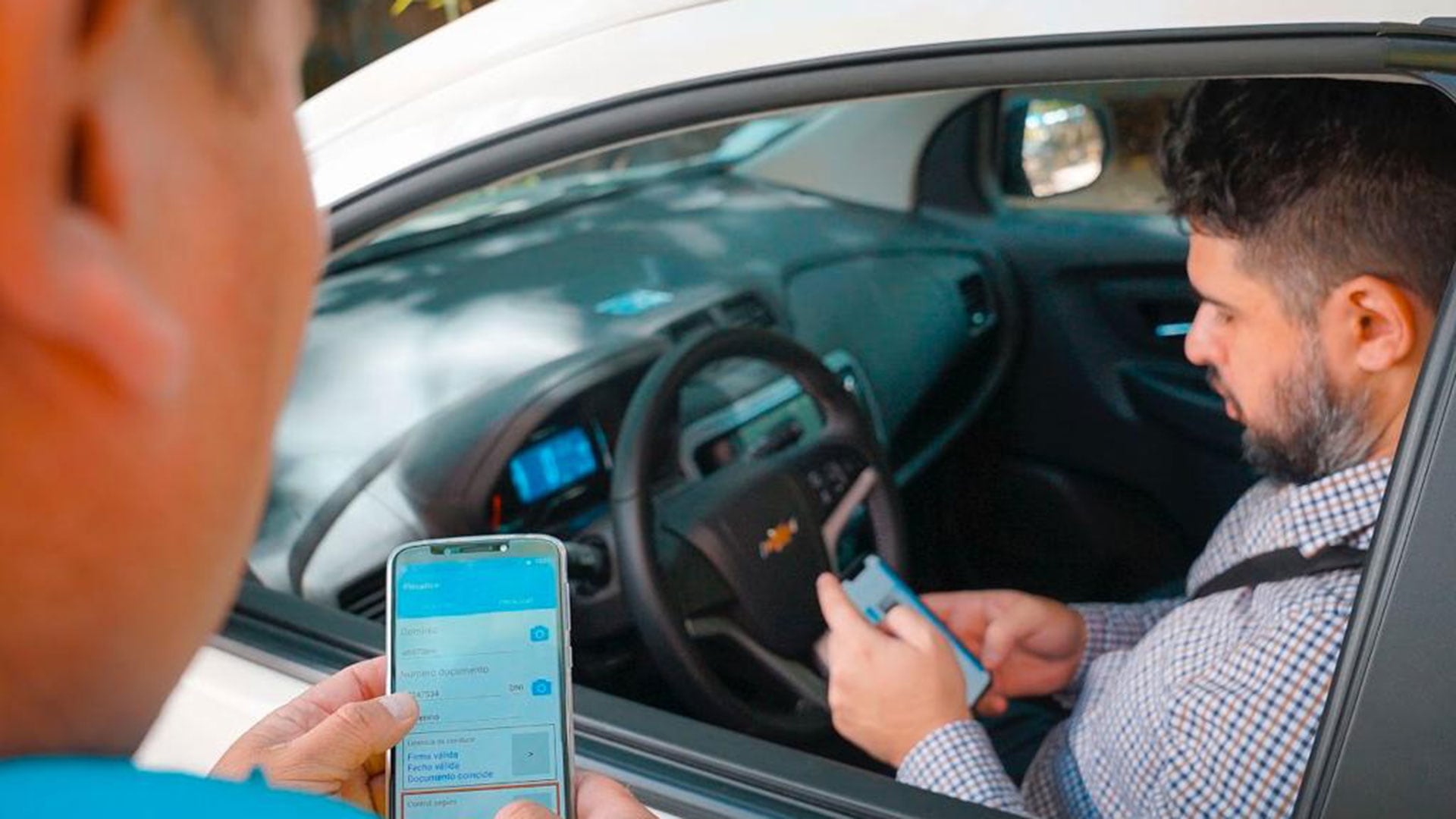 La licencia de conducir puede exhibirse en formato digital, aunque las autoridades recomiendan verificar previamente su correcta visualización.