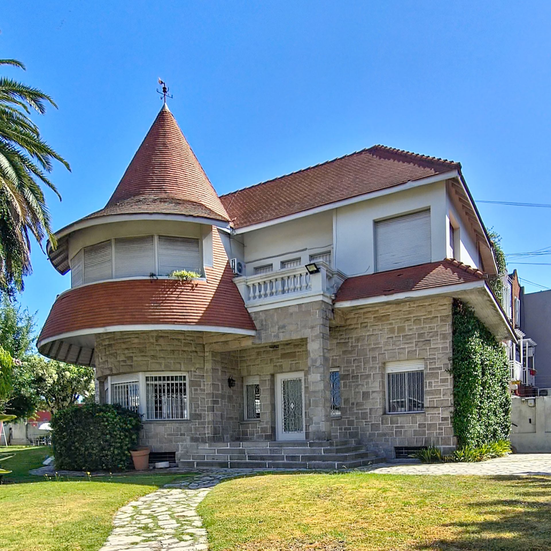 Un chalet porteño que parece que llegó volando desde Mar del Plata