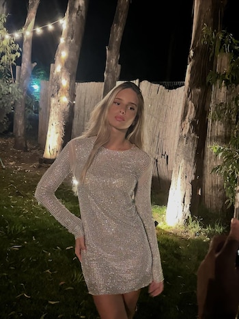 Charo, luciendo un vestido lleno