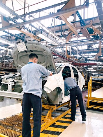 Dos trabajadores en la Planta