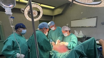 Médicos extraen tumor de más de 23 kilos del abdomen de una mujer en Junín