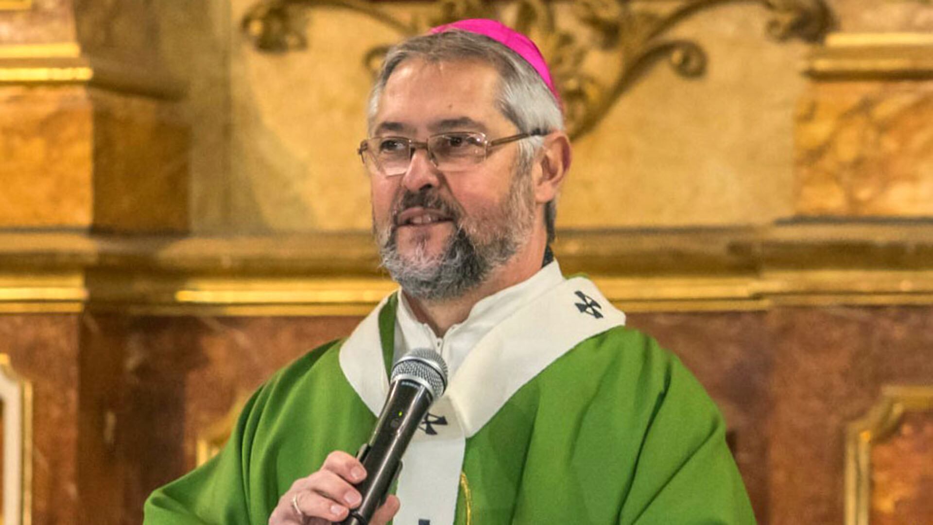 El arzobispo Jorge Eduardo Scheining habla durante una ceremonia religiosa