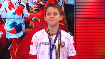 Fabio Bravo tiene nueve años, nació en Venezuela, vive en Lima y acaba de ser campeón mundial de matemáticas en Singapur por Perú