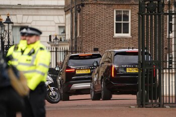 Un convoy de automóviles que se cree que transporta al príncipe Harry llega a Clarence House tras el anuncio del diagnóstico de cáncer del rey Carlos III (James Manning/PA vía AP)