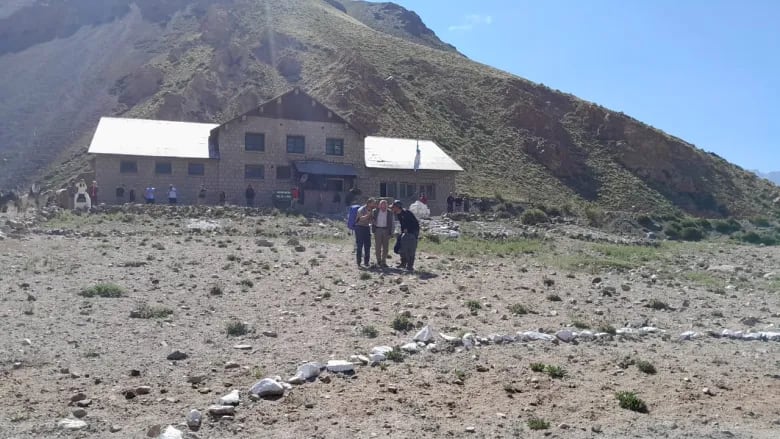 El refugio de la cruz fue el lugar donde el turista permaneció protegido hasta ser rescatado (Fotos: El Sol)
