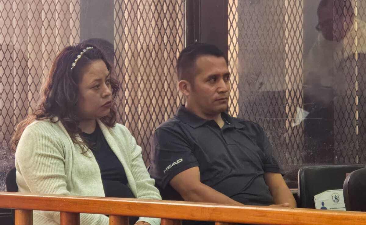Los exagentes de la PNC Freddy Santiago Velásquez Pérez y Yorleni Lisbeth Macario Ramos sentados en el Tribunal. (Diario La Hora)
