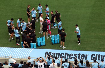 Jugadores del City se hidratan