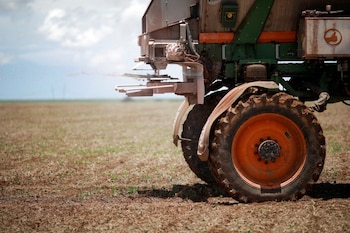 Un trabajador agrícola esparce fertilizantes con un tractor. REUTERS/Adriano Machado/