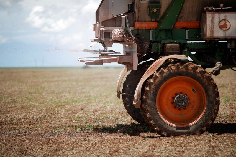 Un trabajador agrícola esparce fertilizantes con un tractor. REUTERS/Adriano Machado/