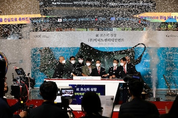 Bang Si-hyuk, fundador de Big Hit Entertainment Co., con mascarilla protectora, posa para una fotografía con los asistentes durante la ceremonia de salida a bolsa de la compañía en la Bolsa de Corea en Seúl, Corea del Sur, el jueves 15 de octubre de 2020. SeongJoon Cho/Pool vía REUTERS