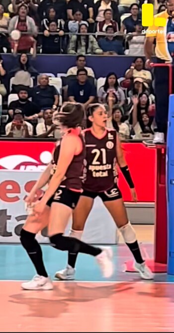 La mirada desafiante de Laura Grajales contra Emily Zinger en la semifinal vuelta entre Universitario y Regatas Lima por la Liga Peruana de Vóley 2025.