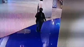 La policía abatió el domingo a un soldado en un centro comercial del noreste de Tailandia, donde se había atrincherado tras haber robado un arsenal y masacrado a una treintena de personas, una matanza que comentó en Facebook.