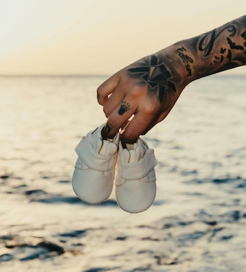 Unos zapatos blancos de recién nacido se robaron parte de la atención en redes - crédito Karina García / Instagram