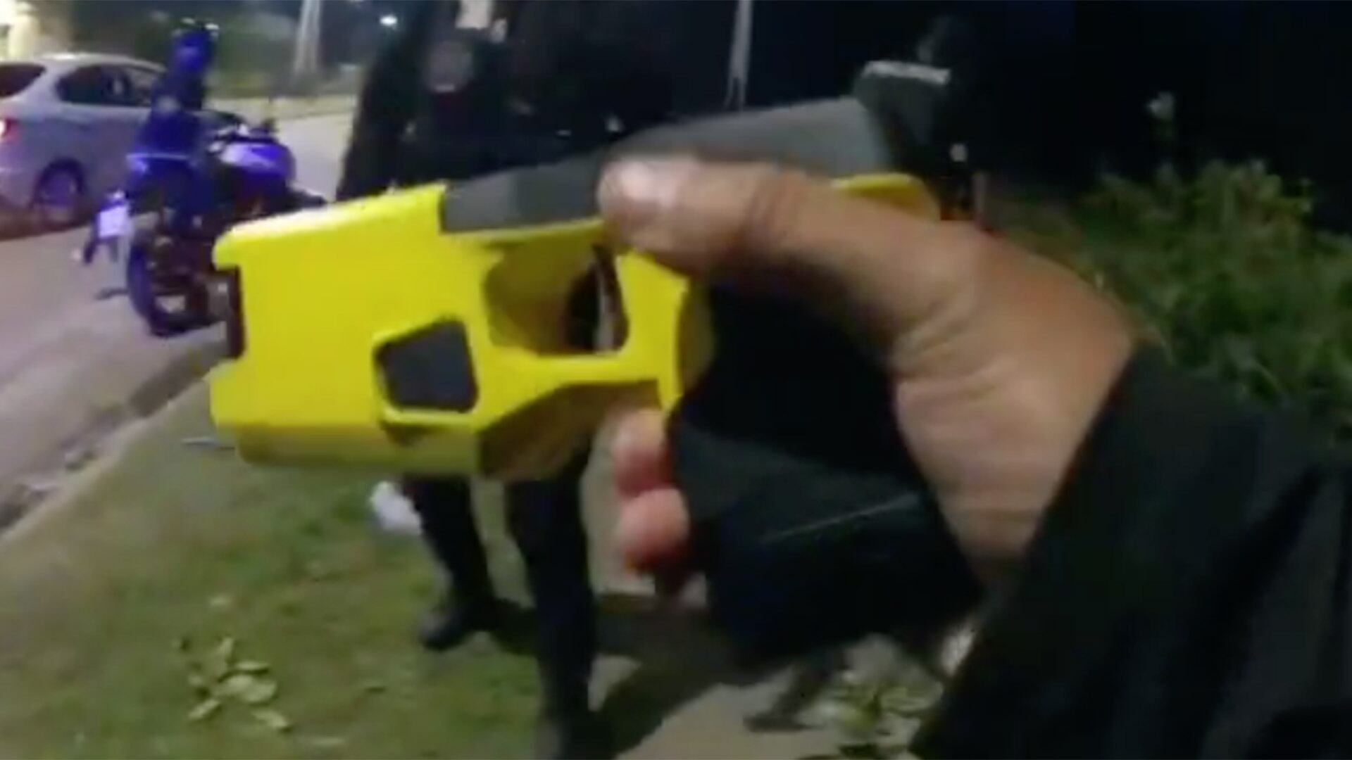 El momento en el que la suboficial disparó la taser