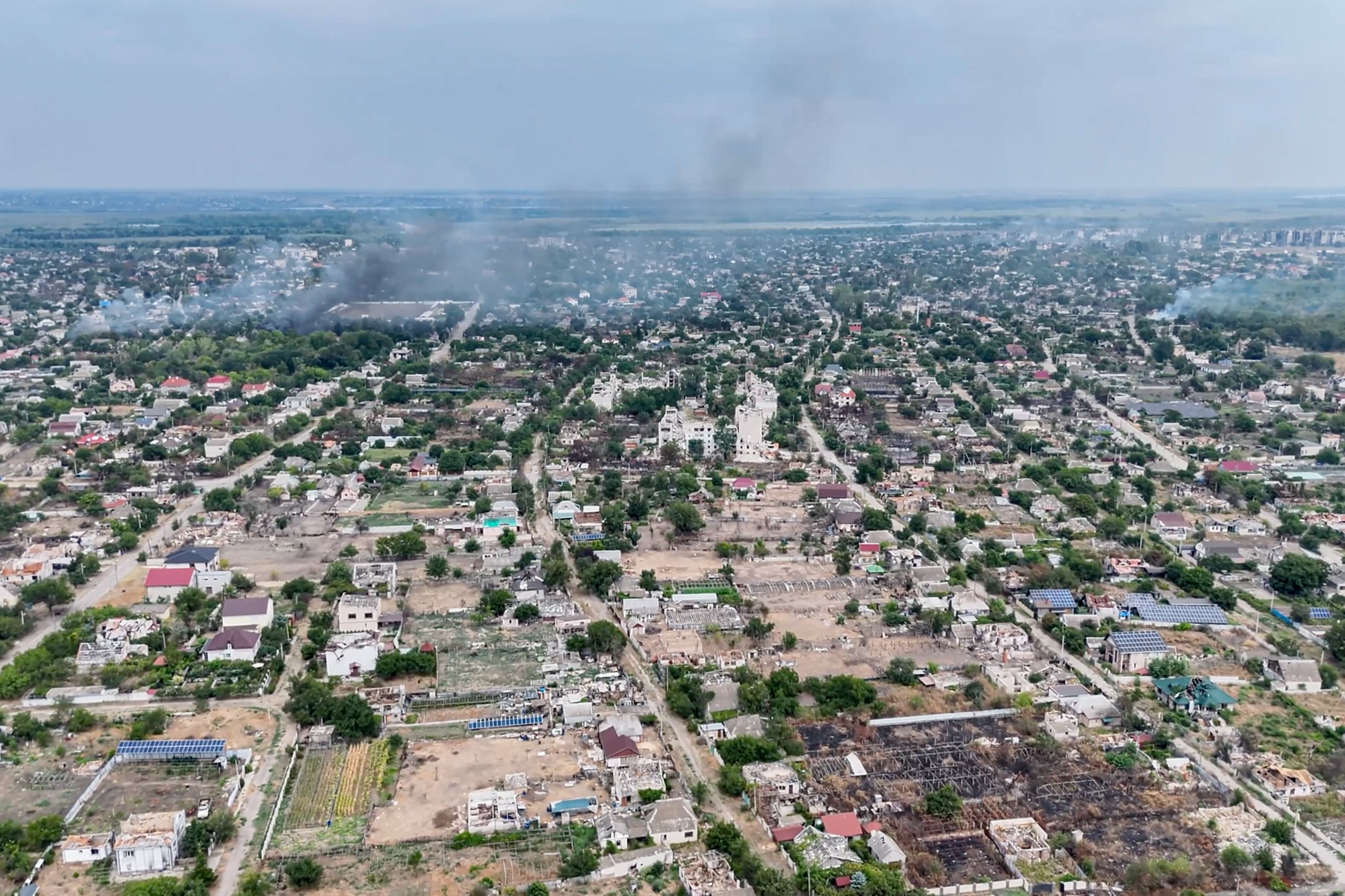 Se observa humo saliendo de un barrio residencial en la ciudad de Oleshky, ocupada por Rusia, en la región de Khersón, Ucrania. (34.ª Brigada de Infantería de Marina Ucraniana