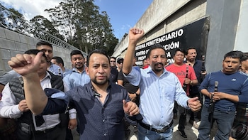 “Sólo quiero abrazar a mis hijos”: Líderes indígenas Luis Pacheco y Héctor Chaclán salen libres tras 15 meses de prisión preventiva en Guatemala