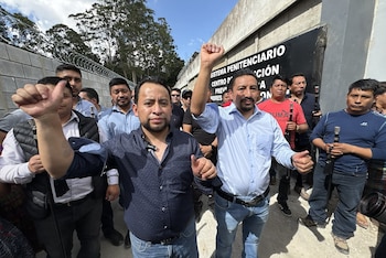 Luis Pacheco y Héctor Chaclán salieron de Mariscal Zavala tras pagar la caución en un caso originado por las protestas de 2023 a favor de Bernardo Arévalo.