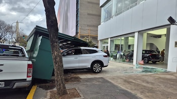 Video: fue a probar un auto eléctrico, perdió el control y atravesó el frente vidriado de la concesionaria