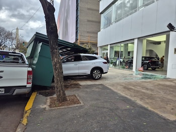 Un cliente aceleró de manera accidental un auto eléctrico dentro de una concesionaria de Carlos Pellegrini al 100, en pleno microcentro porteño