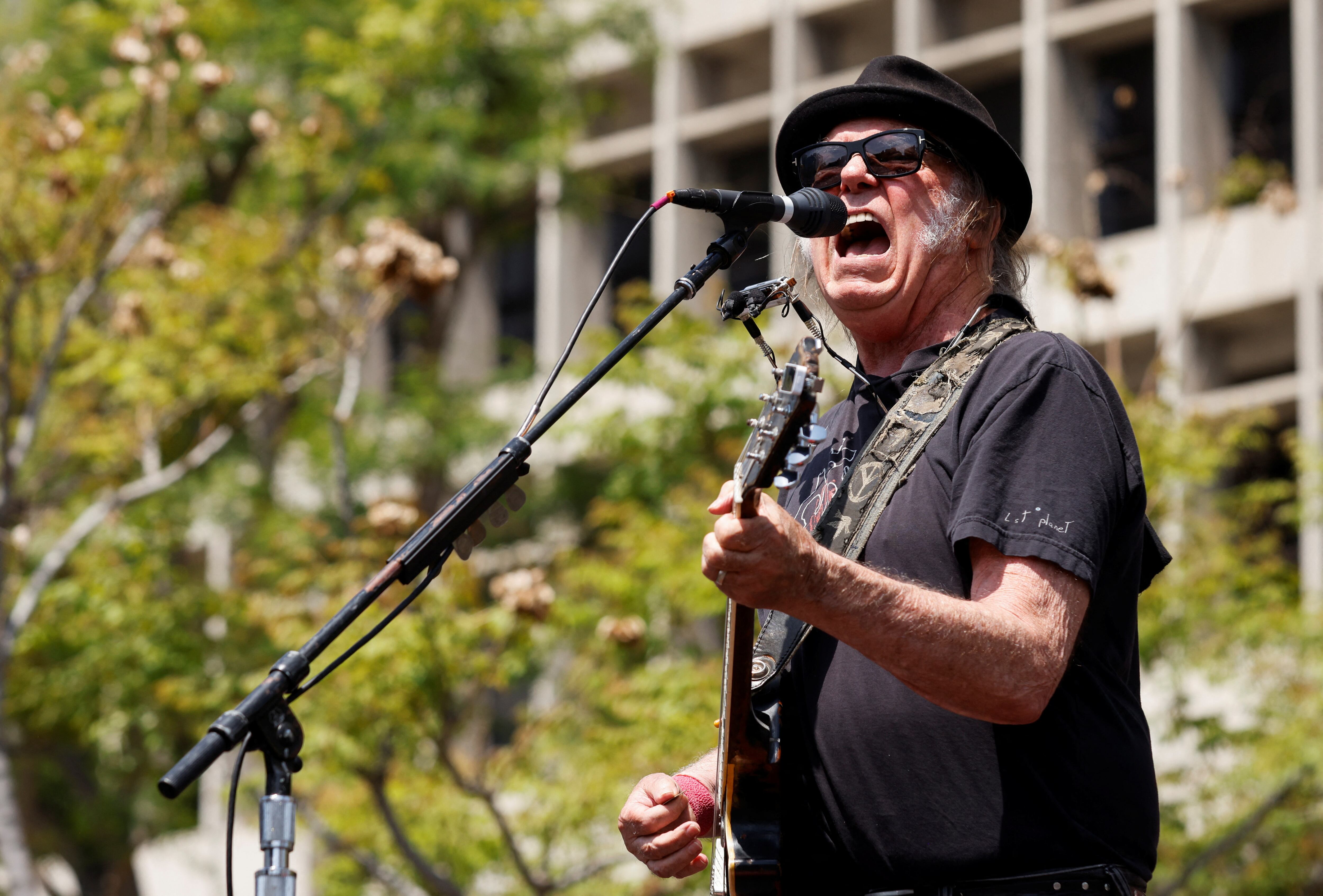 La casa de Neil Young fue destruida por el mismo incendio que casi alcanza la vivienda de Ronnie Wood (REUTERS/Carlin Stiehl)