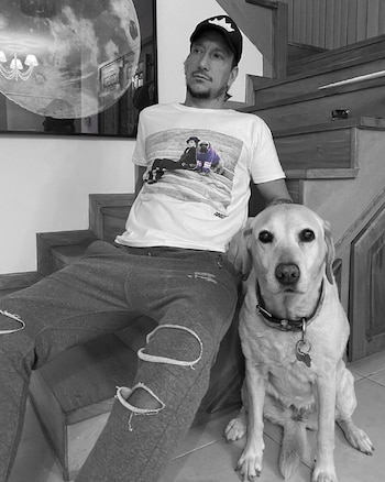 Nico Vázquez junto a su