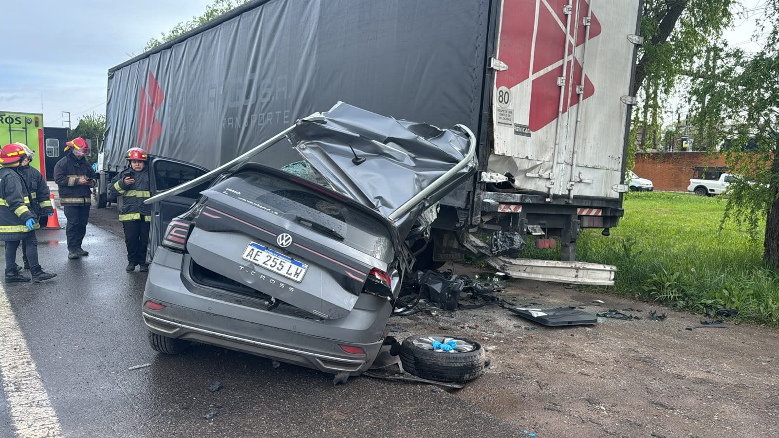 Una camioneta Volkswagen T-Cross chocó contra el acoplado de un camión en el kilómetro 54 de la Ruta 2