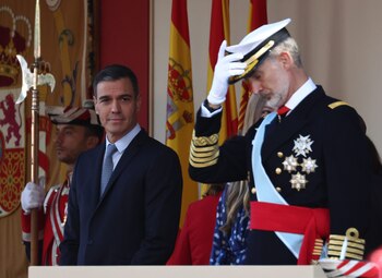 El presidente del Gobierno en funciones, Pedro Sánchez, y el Rey Felipe VI, durante el desfile militar en el Día de la Hispanidad de 2022. (Eduardo Parra / Europa Press)