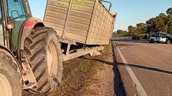 Brutal choque en Santa Fe: una camioneta chocó contra la tolva de un tractor y un policía murió