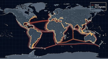 Mapa mundial oscuro mostrando continentes grises y rutas de cables submarinos en rojo (críticos) y azul (no críticos) con puntos blancos de conexión.