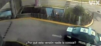 Patrulla de la policía federal llevándose a El Chapo y a El Cholo Iván al Hotel Doux. (X:VIx/Captura de pantalla)