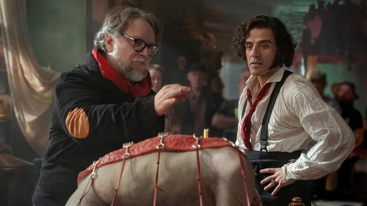 FRANKENSTEIN. - BTS - (L to R) Director Guillermo del Toro and Oscar Issac as Victor Frankenstein on the set of Frankenstein. Cr. Ken Woroner/Netflix © 2025.