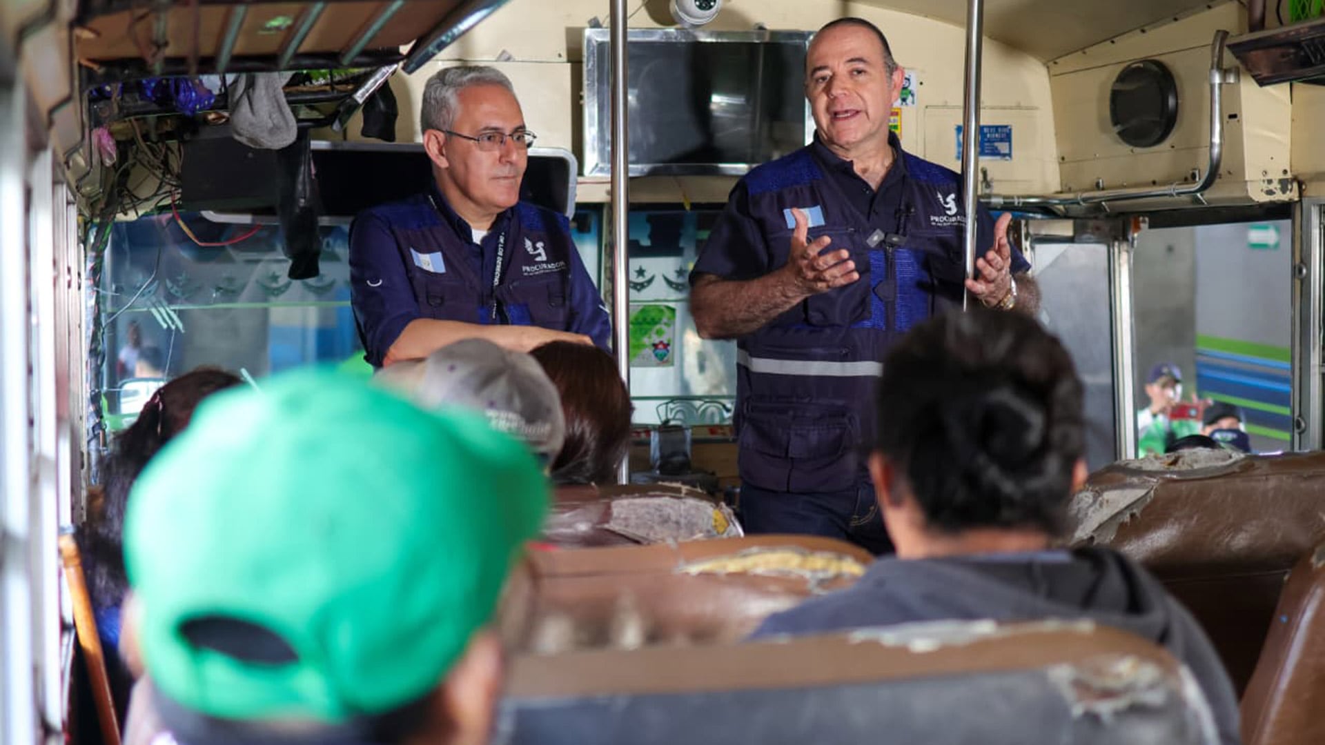 Procurador de los Derechos Humanos, Alejandro Córdova y Edgar Guerra de la defensoría de los derechos de los usuarios del transporte, verifican estado de buses. (fotografía: PDH Guatemala).