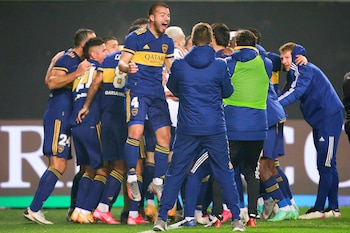 Jugadores de Boca celebran un