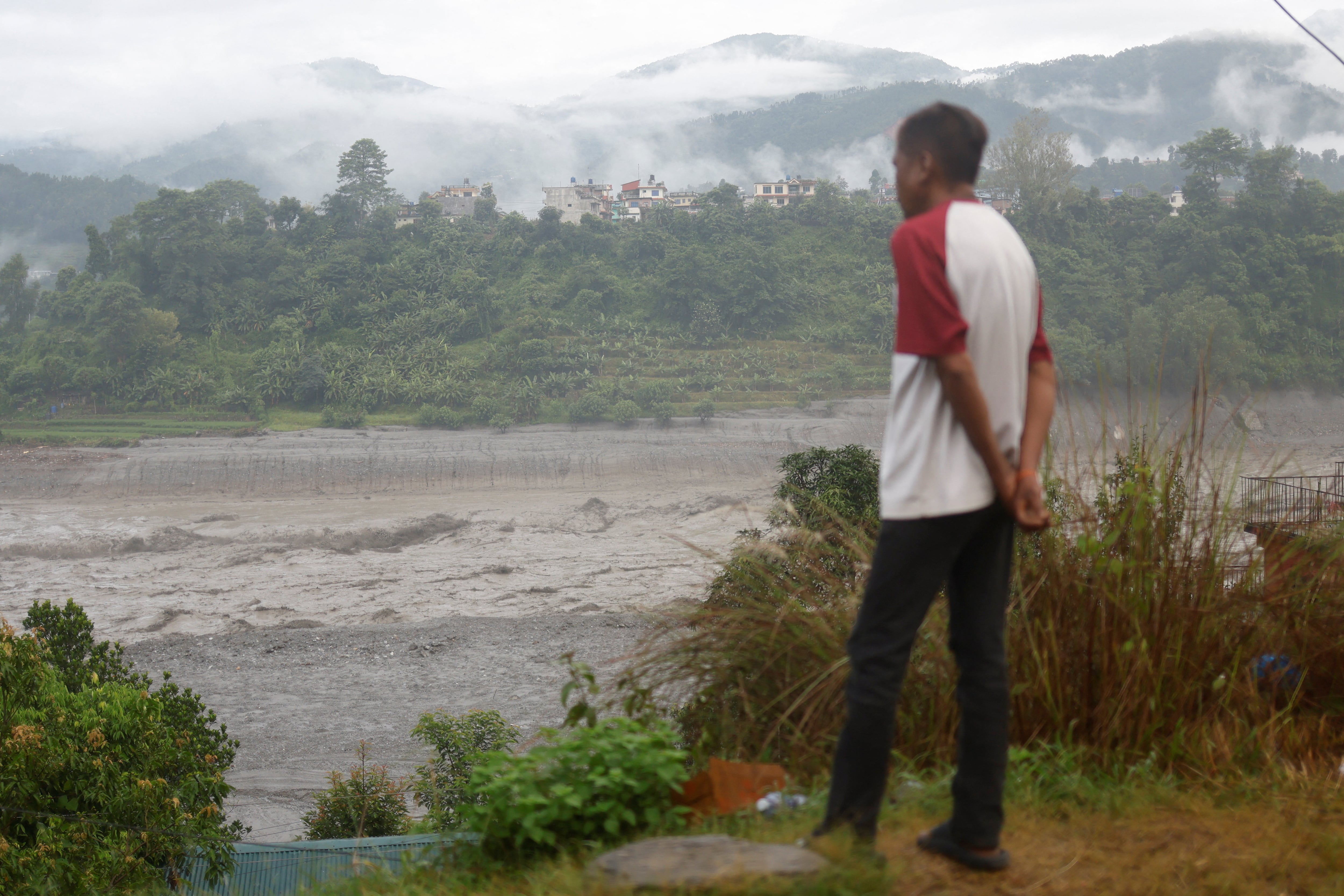Un hombre observa la destrucción tras unas inundaciones repentinas y un deslizamiento de tierra en Trishuli, distrito de Nuwakot, Nepal, el 30 de agosto de 2026 (REUTERS/Adnan Abidi)