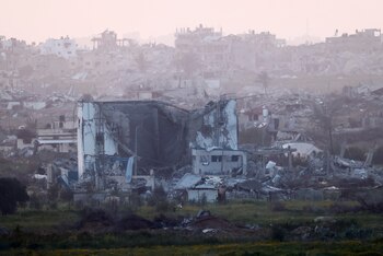 Un edificio dañado en Gaza en medio del actual conflicto entre Israel y el grupo terrorista palestino Hamas, visto desde el sur de Israel el 2 de marzo de 2024 (REUTERS/Amir Cohen)