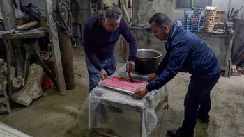 Yasser Hikmat trabajando en su