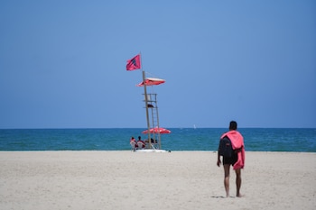 Vista de la bandera roja en la playa de El Saler, en Valencia. (Jorge Gil / Europa Press)