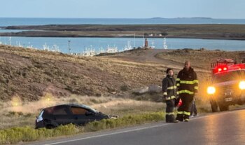 Trágico vuelco en Santa Cruz: un joven de 23 años murió y su acompañante está fuera de peligro (La Opinión Austral)