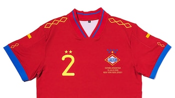 Metro de Madrid lanza una edición especial "campeón del mundo" de su camiseta de la selección española