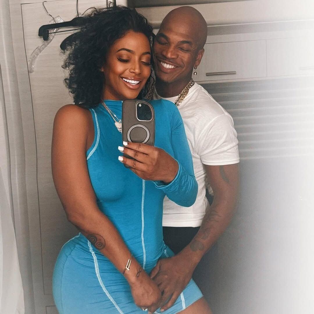 El cantante Ne-Yo y Arielle, una de sus cuatro novias (Instagram/NeYo)