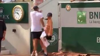 Un tenista fue acusado de empujar a una recogepelotas en Roland Garros y estalló la polémica: “Se tropezó”