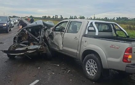 Peritos y la Policía Caminera investigan la secuencia del siniestro vial que involucró a un Volkswagen Gol, una camioneta y un camión (Data Chaco)