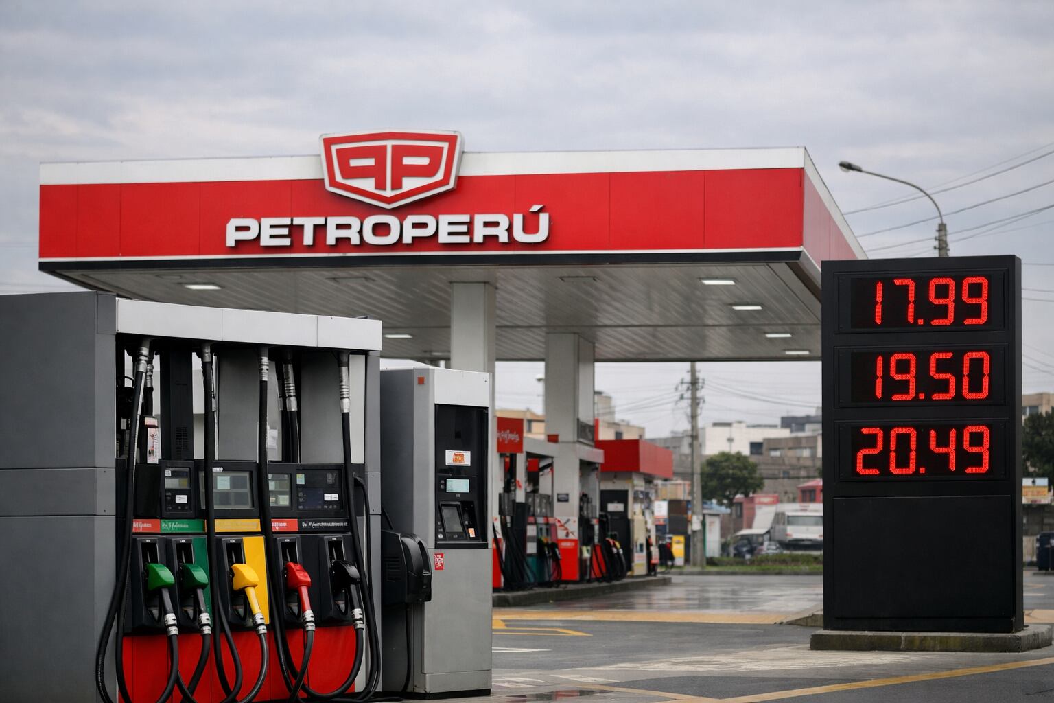 Una estación de servicio de Petroperú en Lima, Perú, exhibe surtidores de combustible y un cartel electrónico con precios elevados, evidenciando la situación económica actual. (Imagen Ilustrativa Infobae)