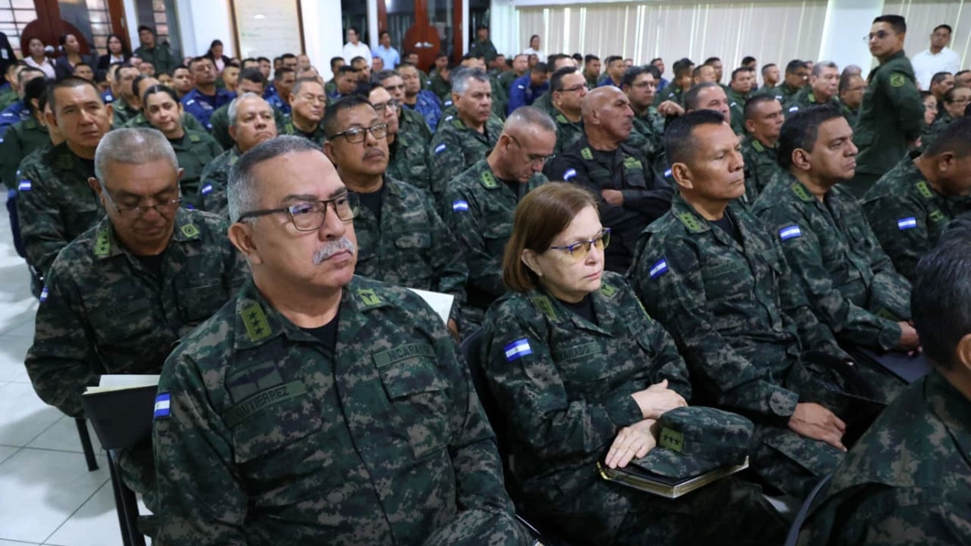 Más que consultas ha sido un desfile de respaldos de sectores afines o subordinados. En la gráfica la consulta a oficiales del Ejército. (Foto 19 Digital)