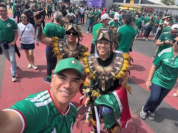 Alito Moreno con la afición al exterior del Estadio Azteca. (Foto: C/@alitomorenoc)