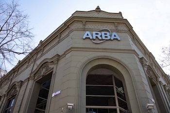 Edificio de arquitectura clásica con el logotipo de ARBA en letras grises sobre una entrada en esquina