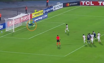 El remate atajado del arquero