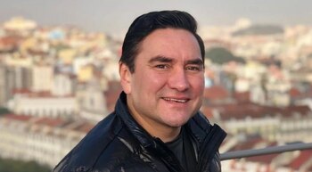 Al recibir el título doctoral