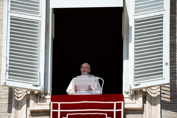 El Papa Francisco dirige la oración del Ángelus desde su ventana, en el Vaticano. 24 de octubre de 2021. Prensa del Vaticano/vía REUTERS. ATENCIÓN EDITORES - ESTA IMAGEN FUE PROPORCIONADA POR UN TERCERO.